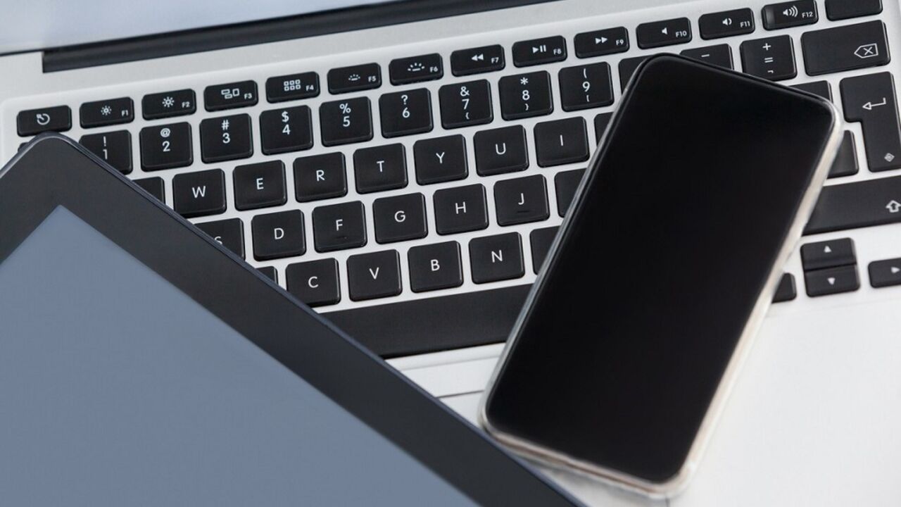mobilni telefon i laptop