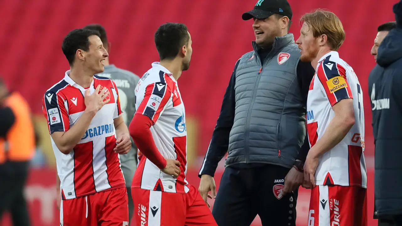 Nenad Lalatović sa fudbalerima Zvezde