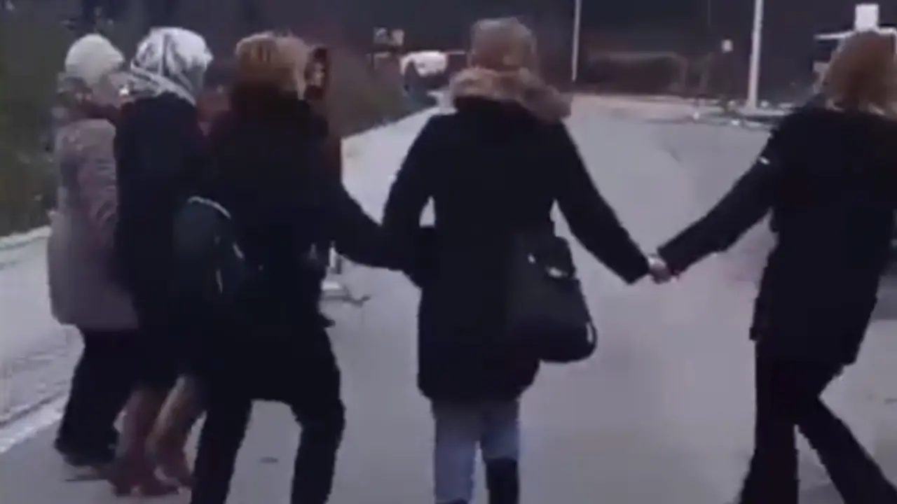 Srbi igraju kolo na barikadama