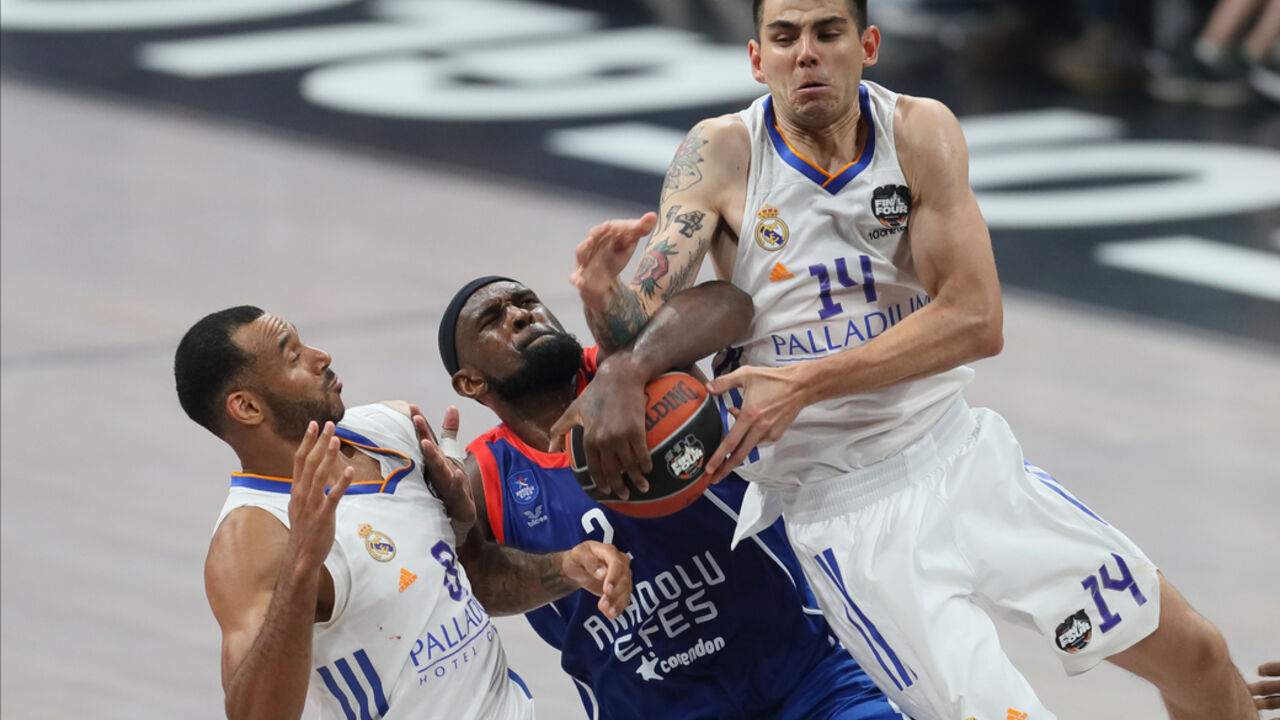 Adam Hanga, Kris Singlton i Gabrijel Dek