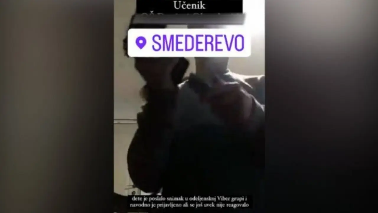 Dečak repetira pištolj