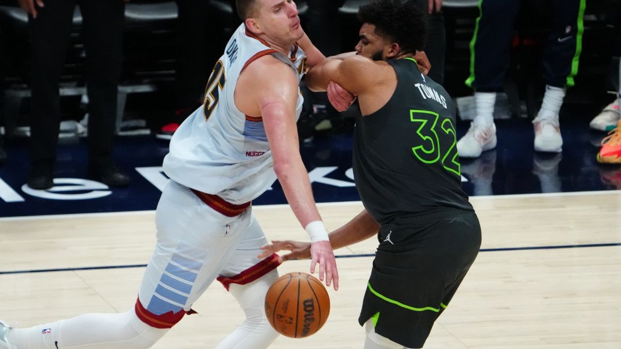Nikola Jokić i Karl Entoni Tauns