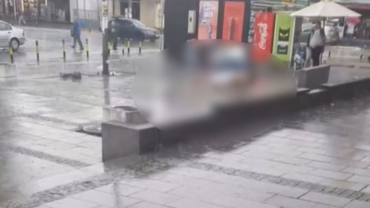 Momak radi sklekove dok kiša lije
