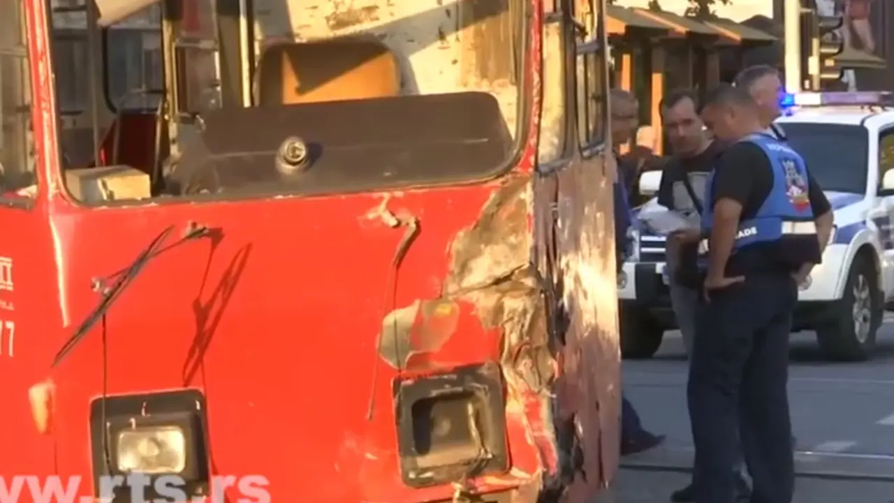 Sudar tramvaja i autobusa na Banjici