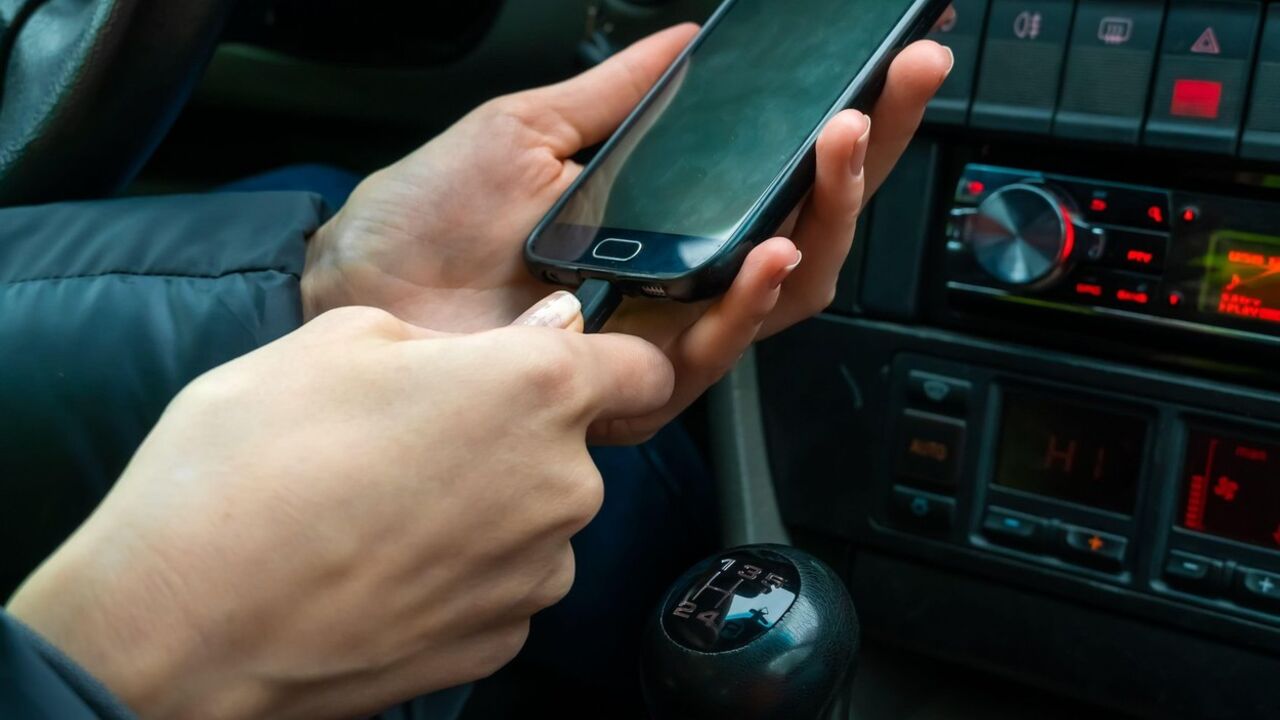 telefon u autu