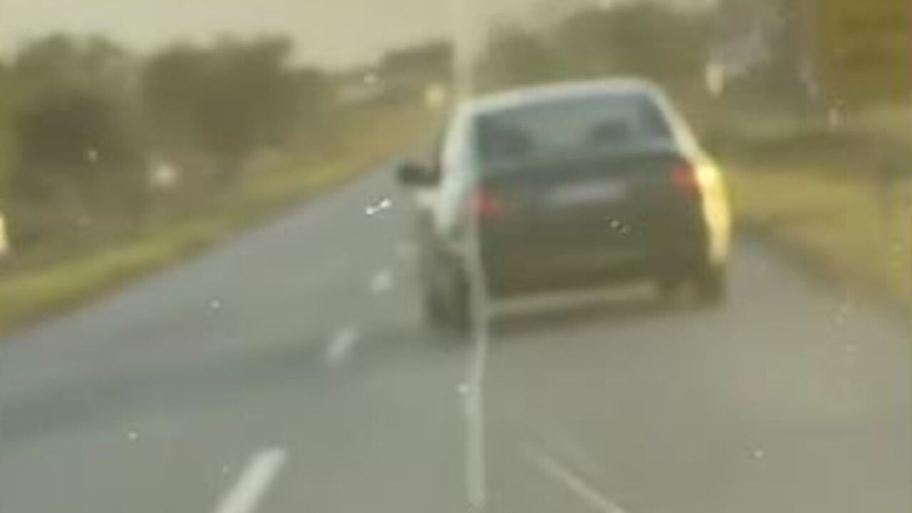 Automobil