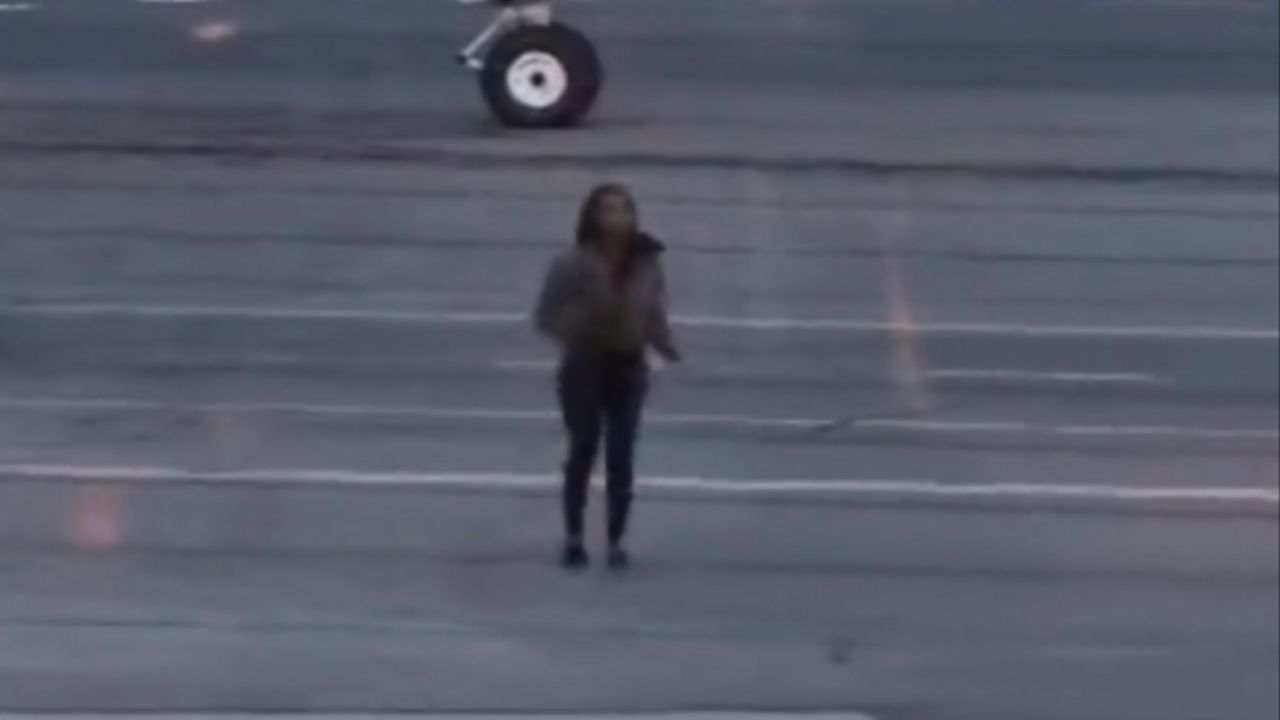 Žena pokušala da zaustavi avion