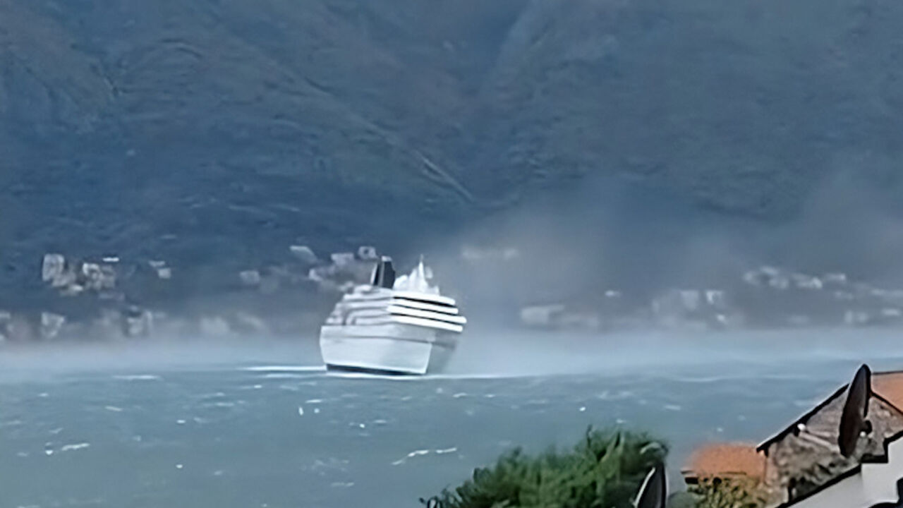 Kruzer Amadea u Bokokotorskom zalivu