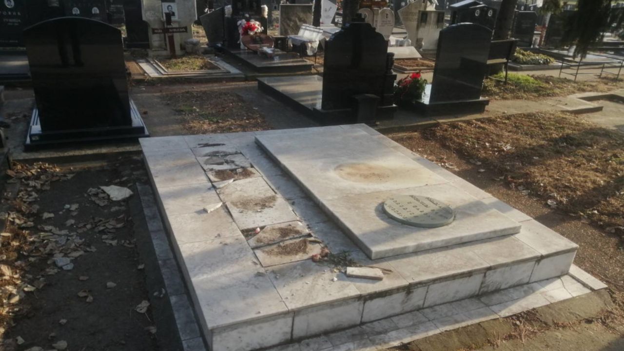 Unišrten spomenik na Bežanijskom groblju