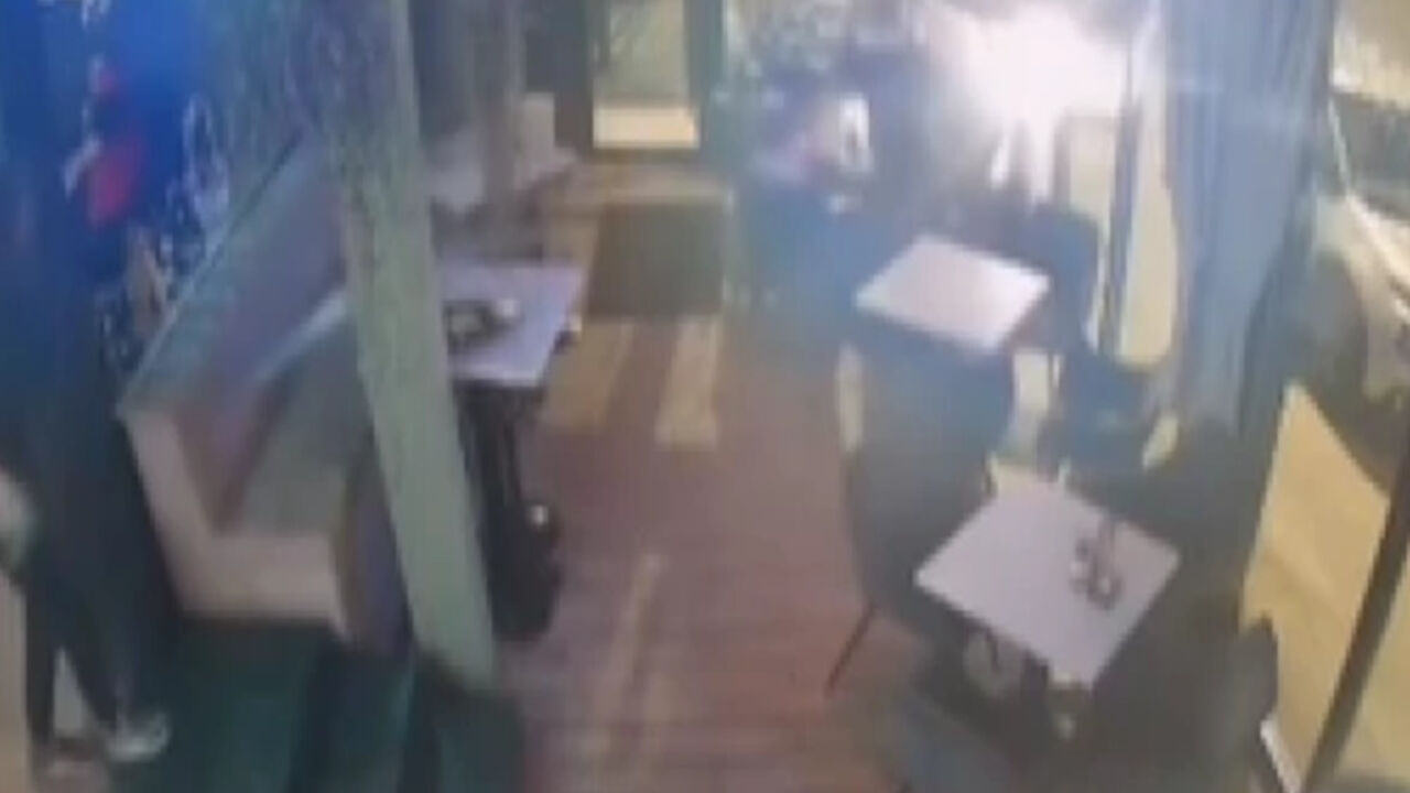 Saobraćajni znak uleteo u kafić