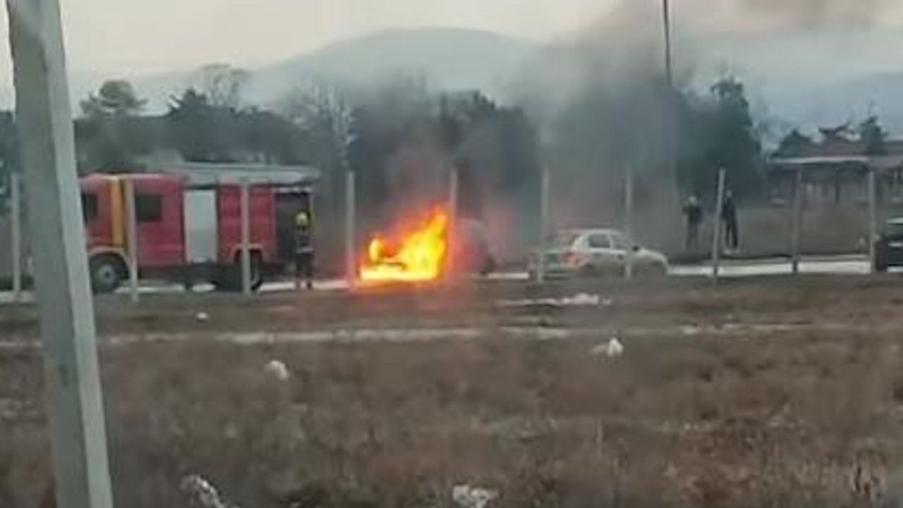 Auto u plamenu