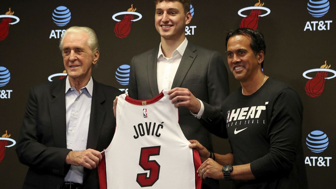 Erik Spolstra, Nikola Jović, Pet Rajli
