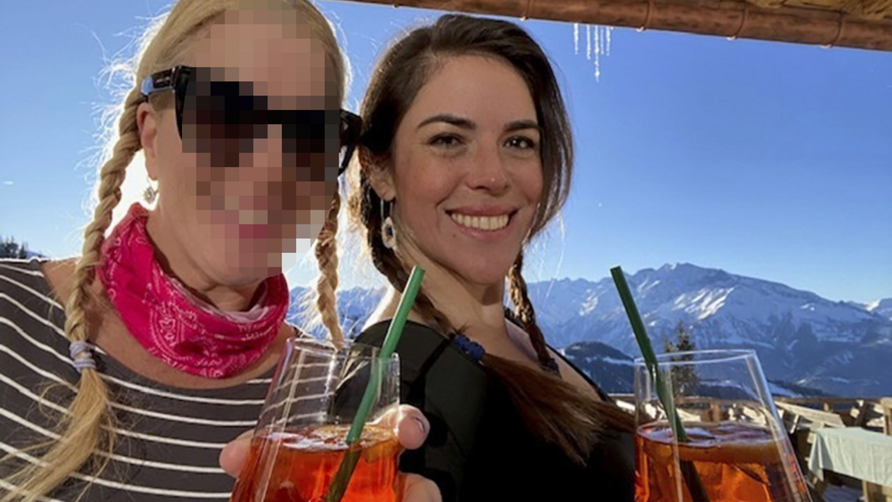 Ana Knežević sa prijateljicom