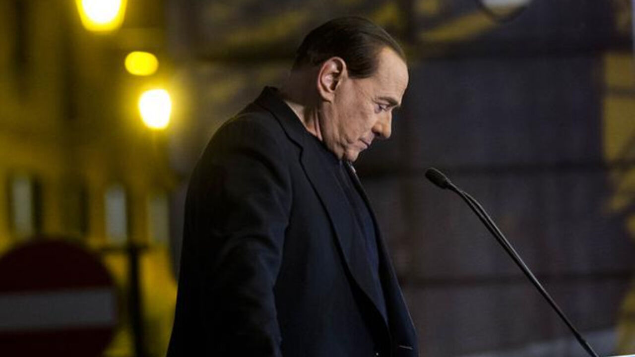 Silvio Berluskoni pognute glave za govornicom