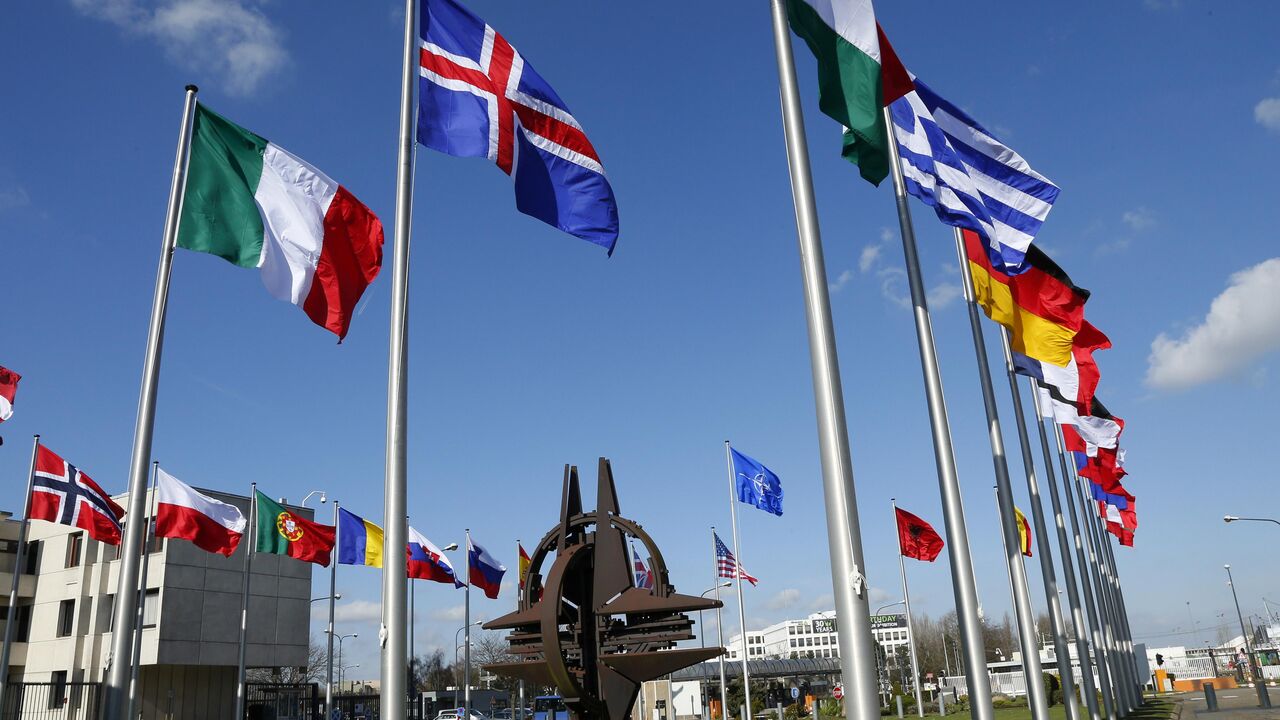 zastave NATO članica ispred sedišta u Briselu