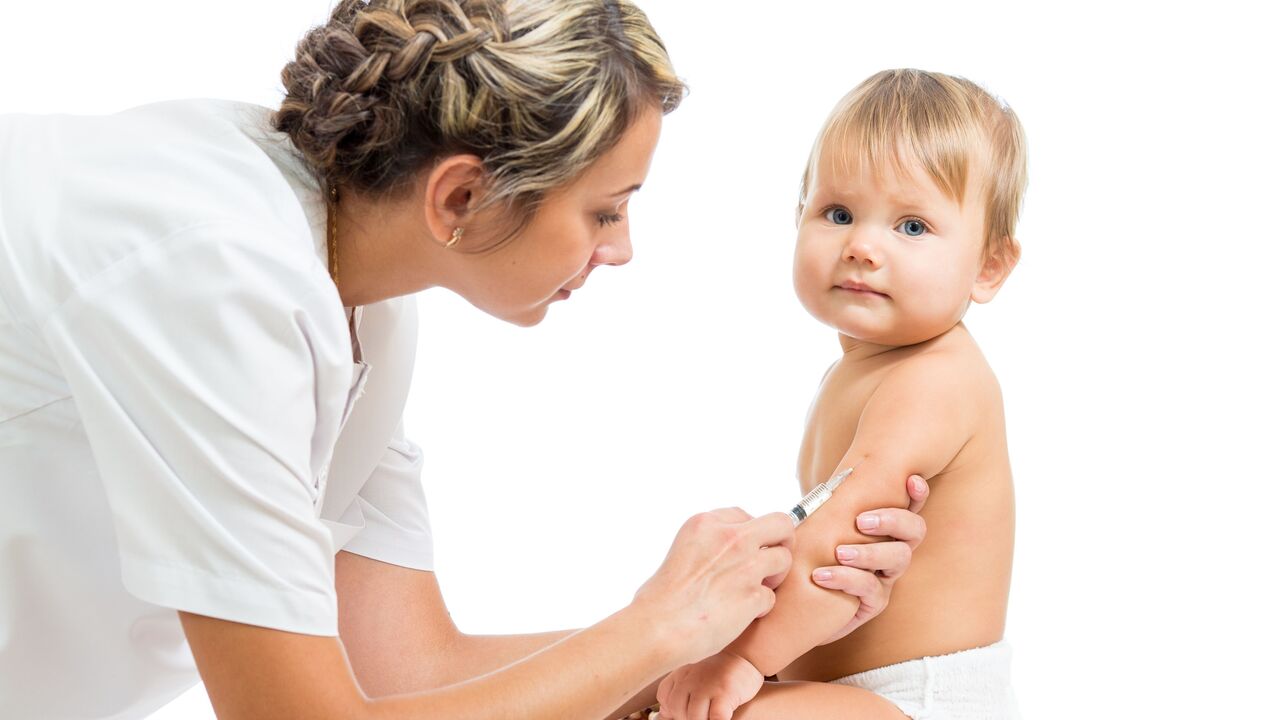 Medicinska sestra vakciniše dete