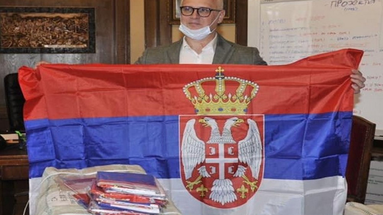 Goran Vesić sa zastavom Republike Srbije