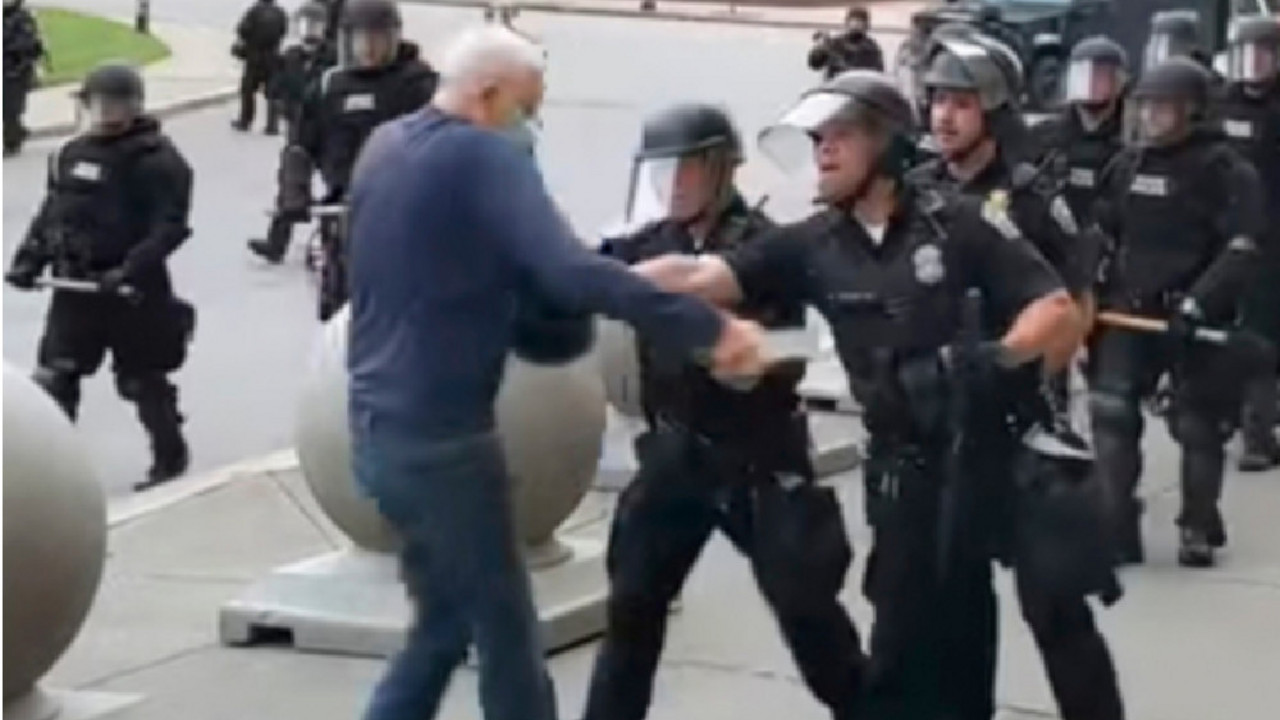 Napad policije na starca